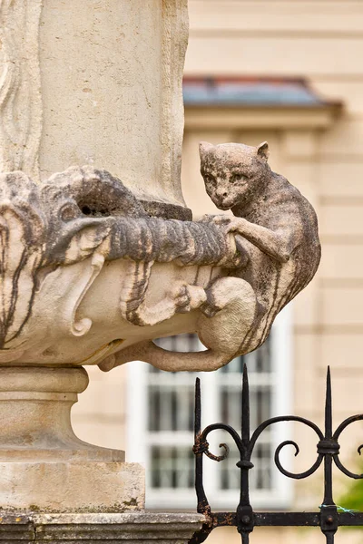 Estátua de gato em uma coluna — Fotografia de Stock