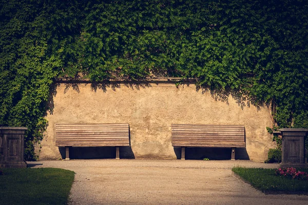 Två bänkar i trädgården — Stockfoto