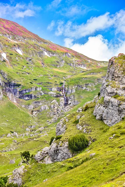 Obarsia Ialomitei faller i Bucegi bergen i Rumänien — Stockfoto