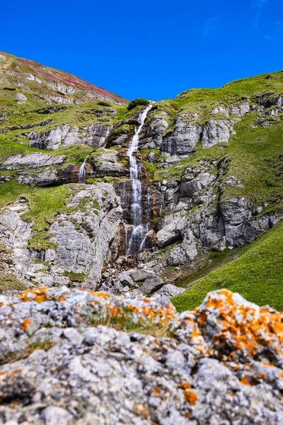 Obarsia Ialomitei vodopád v pohoří Bucegi v Rumunsku — Stock fotografie