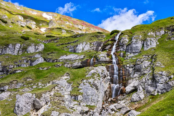 Obarsia Ialomitei vízesés a Bucegi hegyekben Romániában — Stock Fotó