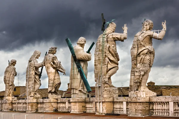 Vatikan azizlerin heykelleri