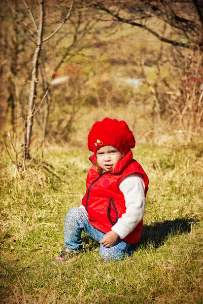 Petite fille mignonne en plein air — Photo