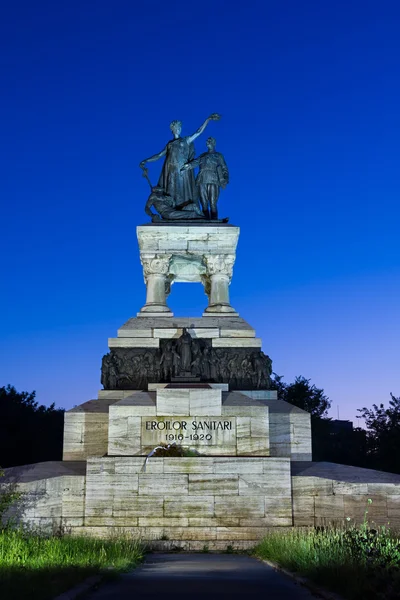 Gece - Bükreş Romanya sıhhi kahramanlar heykelin — Stok fotoğraf