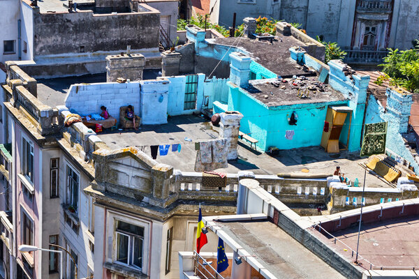 Цыганские дети на крыше старого здания
