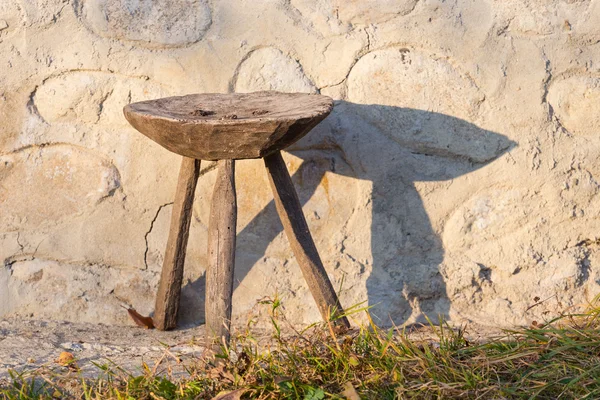 Маленький деревянный стул — стоковое фото