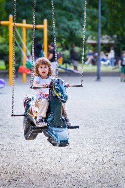 Atlıkarınca at üstünde evlat