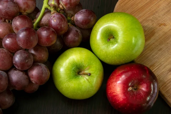 Fruto Ainda Vida Com Uvas Maçã Verde Vermelha Fundo Preto — Fotografia de Stock