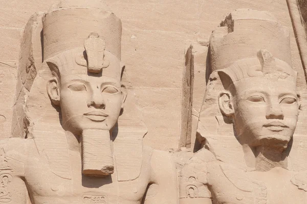 A Ramses Ii király és a királyné Nefertari Abu Simbel, szobrok — Stock Fotó