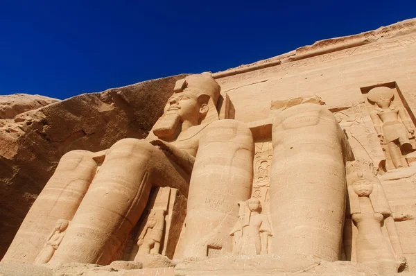 Szobrok a Ramses Ii király és a királyné Nefertari Abu Simbel t — Stock Fotó