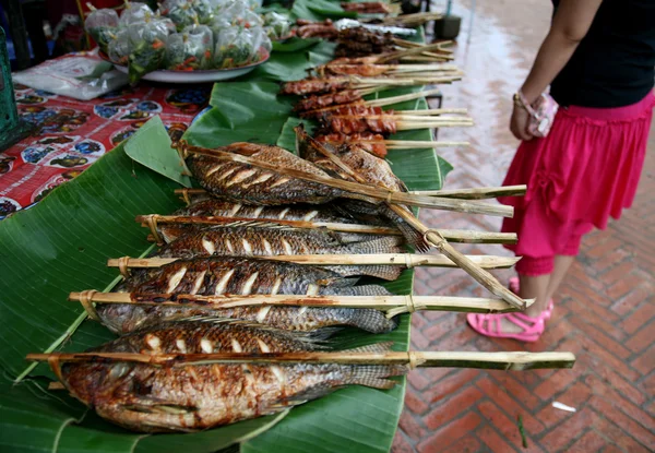 Pescado a la parrilla en la madera . — Foto de Stock