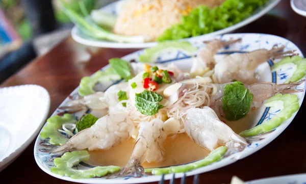 Crevettes épicées thaïlandaises à la sauce salée . — Photo