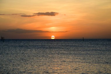 Florida Bonita Springs yakınlarındaki Aşıklar Anahtarı 'nda günbatımı