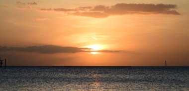 Florida Bonita Springs yakınlarındaki Aşıklar Anahtarı 'nda günbatımı