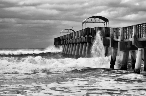 Pier e o Surf — Fotografia de Stock