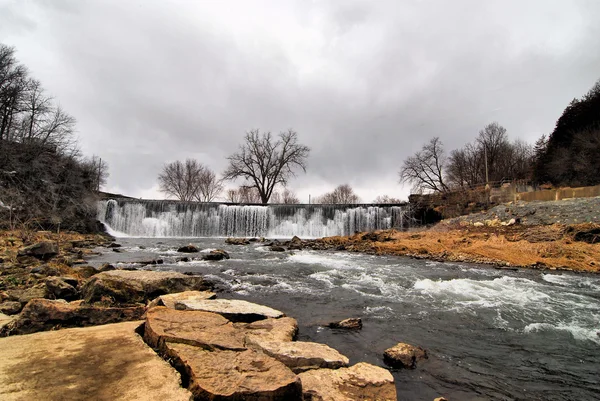 Kořen Falls a řeka — Stock fotografie