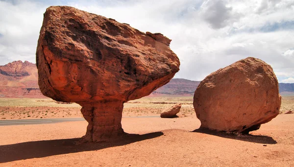 Roca equilibrada —  Fotos de Stock