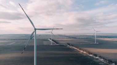 Rüzgar türbinleri. Enerji jeneratörü. Yenilenebilir rüzgar enerjisi. Roxolani, Odessa, Ukrayna