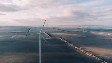 Rüzgar türbinleri. Enerji jeneratörü. Yenilenebilir rüzgar enerjisi. Roxolani, Odessa, Ukrayna