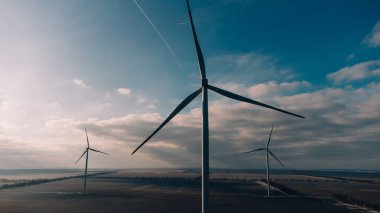 Rüzgar türbinleri. Enerji jeneratörü. Yenilenebilir rüzgar enerjisi. Roxolani, Odessa, Ukrayna