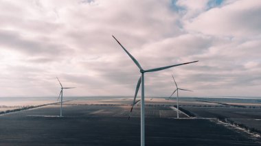 Rüzgar türbinleri. Enerji jeneratörü. Yenilenebilir rüzgar enerjisi. Roxolani, Odessa, Ukrayna