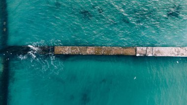 Kış zamanı Eski İskelenin ve Turkuaz Denizi 'nin havadan görünüşü. Karadeniz, Odessa, Ukrayna