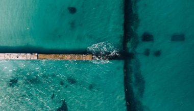 Kış zamanı Eski İskelenin ve Turkuaz Denizi 'nin havadan görünüşü. Karadeniz, Odessa, Ukrayna