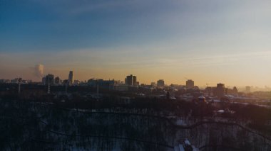 Modern gökdelenli Kyiv tepelerinin manzaralı gece manzarası. Kış manzarası