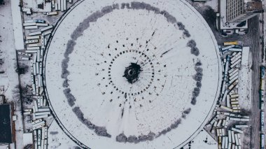 Ünlü Kyiv 'in Ukrayna' da karla kaplı terk edilmiş yuvarlak otobüs parkının en üst görüntüsü.