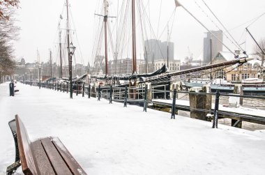 Rotterdam, Hollanda, 22 Ocak 2019: Soğuk bir kış gününde tarihi yelkenli gemileriyle Veerhaven limanı rıhtımına bakın.