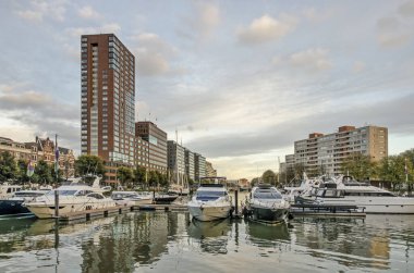 Rotterdam, Hollanda, 5 Kasım 2020: Lüks yatlar ve modern mimari limanı olan Boerengat Kanalı manzarası