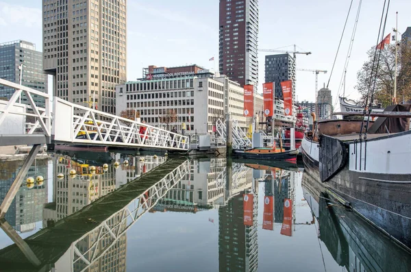 Rotterdam November 2020 Voetgangersbrug Historische Schepen Moderne Architectuur Rond Het — Stockfoto