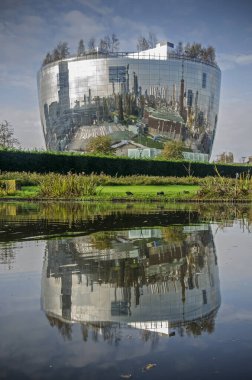 Rotterdam, Hollanda, 10 Kasım 2020: Kentin ufuk çizgisi yansıyan Boymans müzesinin yeni koleksiyon binası, sırasıyla Museumpark 'taki bir gölete yansıyor.
