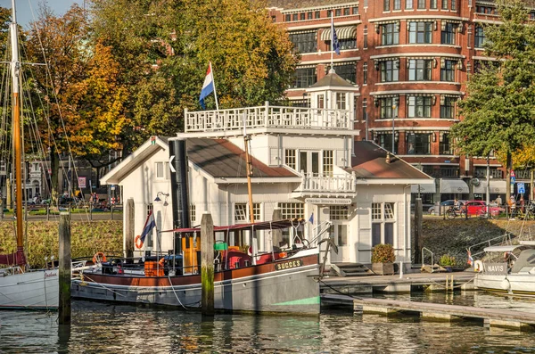 オランダ ロッテルダム2020年10月23日 歴史的なヴェーバーヘブン マリーナで 秋には浮き港事務所 栗の木 大西洋の家を背景に — ストック写真