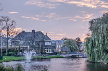 Leiden, Hollanda, 14 Kasım 2020: Günbatımında Rijnsburger Köprüsü yakınlarındaki Singelpark 'ın manzarası