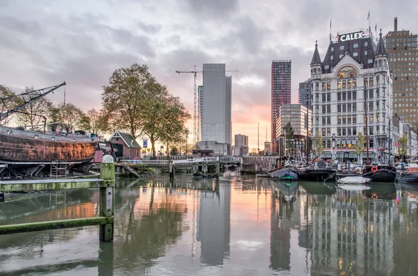 Rotterdam Países Bajos Noviembre 2020 Famosa Casa Blanca Reflejándose Agua — Foto de Stock