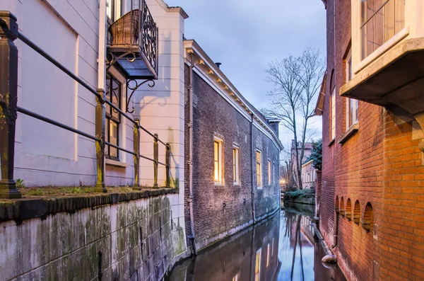 Gouda Nizozemsko Prosince 2020 Úzký Kanál Spieringstraatgracht Lemovaný Historickými Budovami — Stock fotografie