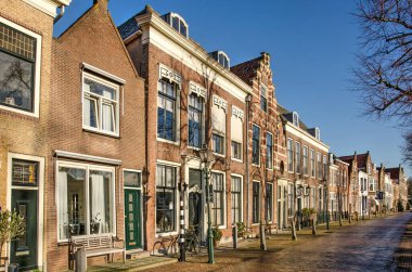 Brielle, Hollanda, 9 Ocak 2021, güneşli bir kış gününde Maarland 'da tarihi iki kanal evi.