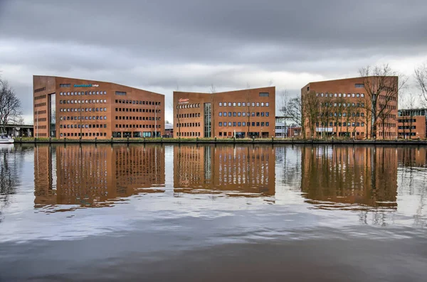 네덜란드 2020 구름낀 아래구 강에서 반영되는 학교와 사무실 — 스톡 사진