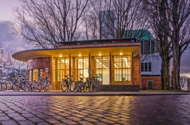 Rotterdam, Hollanda, 9 Ocak 2021, akşam saatlerinde yayalar ve bisikletçiler için Maastunnel 'in giriş binası.