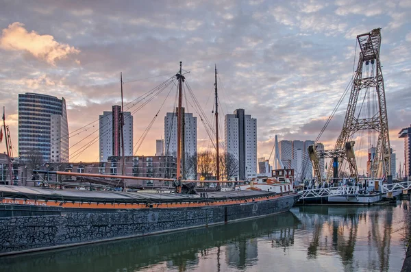 2021年1月13日 荷兰鹿特丹 鲁韦黑文港口日出时分 天空壮观 配备了历史性驳船和海事设备 — 图库照片