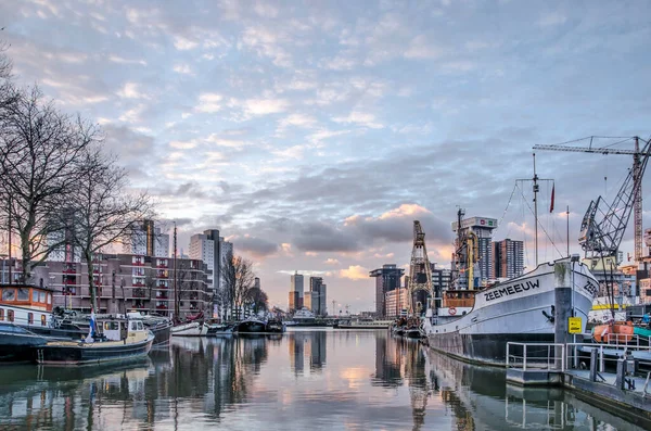 オランダのロッテルダム 2021年1月13日 歴史的なボートやバージでルーヴヘブン港の日の出時の壮大な空 — ストック写真