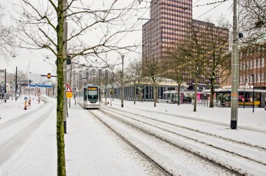 Rotterdam, Hollanda, 7 Şubat 2021: Soğuk bir kış günü, karla kaplı Coolsingel bulvarında tramvay raylarında