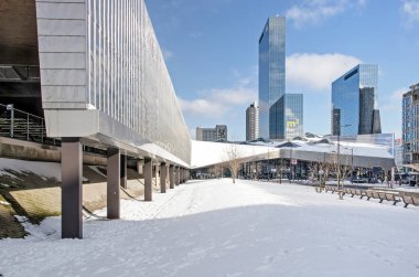 Rotterdam, Hollanda. 10 Şubat 2021. Merkez tren istasyonunun paslanmaz çelik cephesi.