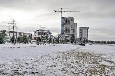Rotterdam, Hollanda, 9 Şubat 2021 soğuk bir kış günü, Nesselande banliyösünün karla kaplı plajı ve bulvarı.