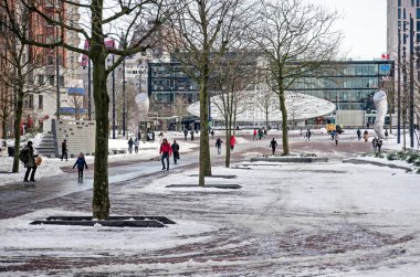Rotterdam, Hollanda, 9 Şubat 2021: Binnenrotte pazar meydanı, kısmen karla kaplı, bir kış günü, arka planda Blaak tren istasyonu
