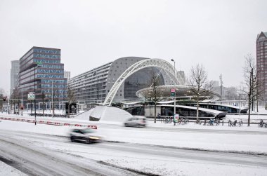 Rotterdam, Hollanda, 7 Şubat 2021: Blaak Bulvarı 'nda son kar yağışı sonrası trafik azaldı.