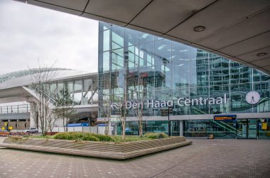 Lahey, Hollanda, 7 Mart 2021: merkez tren istasyonunun yan girişi