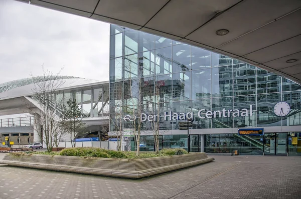 Lahey, Hollanda, 7 Mart 2021: merkez tren istasyonunun yan girişi