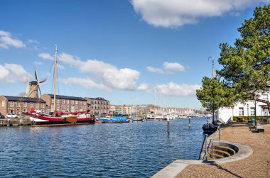 Hellevoetsluis, Hollanda, 19 Mart 2021: Baharın güneşli bir gününde tarihi güçlendirilmiş kasabanın limanı